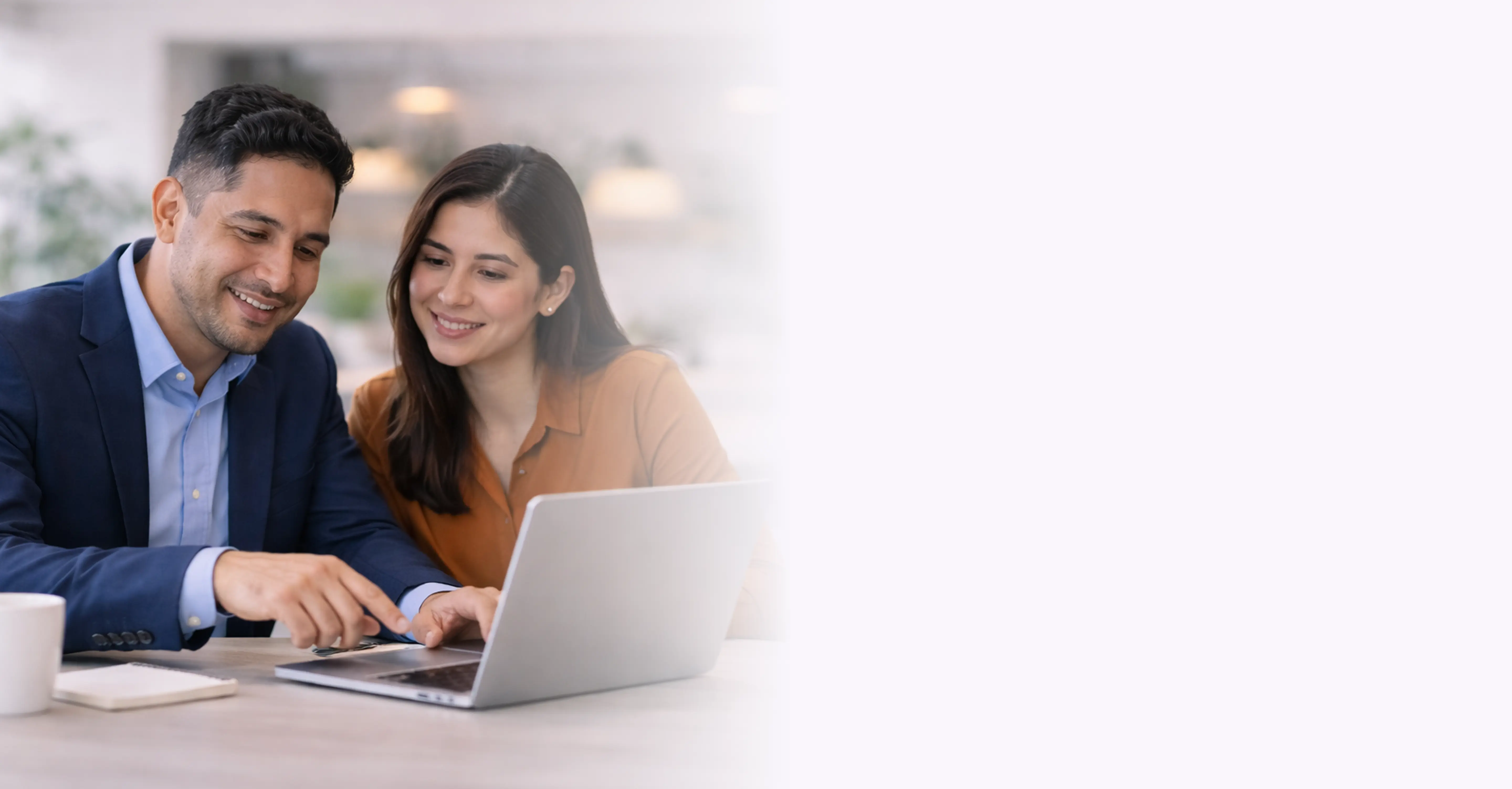 Ejecutivos usando la plataforma de beneficios Club DPS