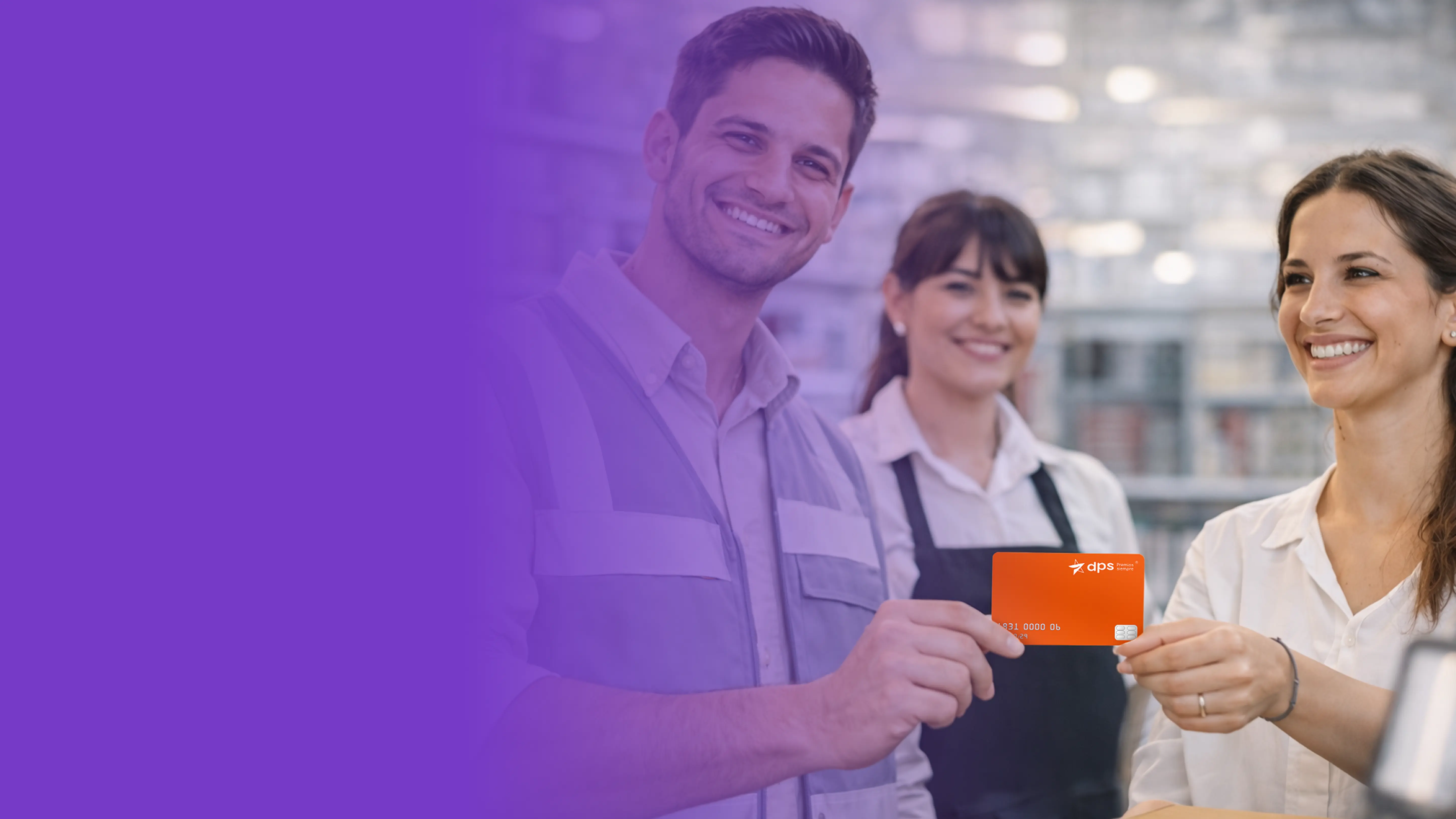 Colaboradores canjeando tarjeta Club DPS en comercio aliado